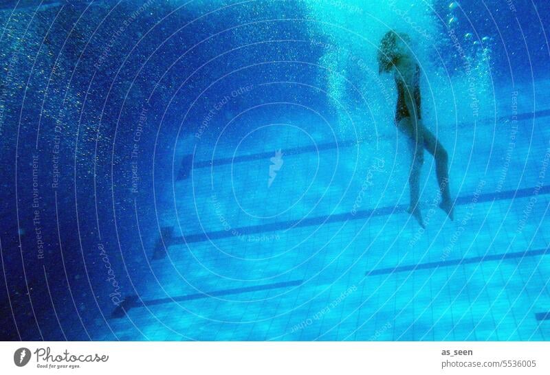 Abtauchen Unterwasseraufnahme Mädchen Frau Ganzkörperaufnahme Luftblasen Wasser Blasen Bahnen Pool Schwimmbad blau Schwimmen & Baden auftauchen springen