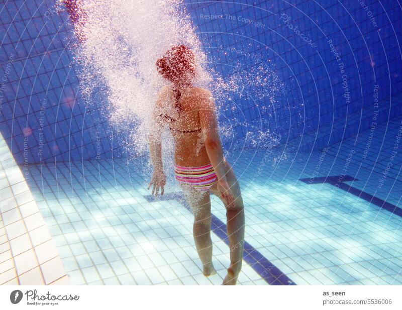 Frau unter Wasser Unterwasseraufnahme Sprung Luftblasen gesprungen tauchen abtauchen Bikini Schwimmbad Sonnenlicht Schwimmen & Baden blau Sommer