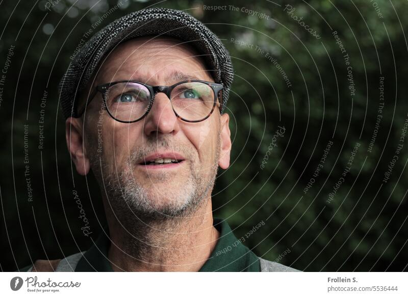 Weites Land | Der prüfende Blick Portrait männlich Mütze Brille Drei Tage Bart Hoffnung Busch Park Stirnfalten