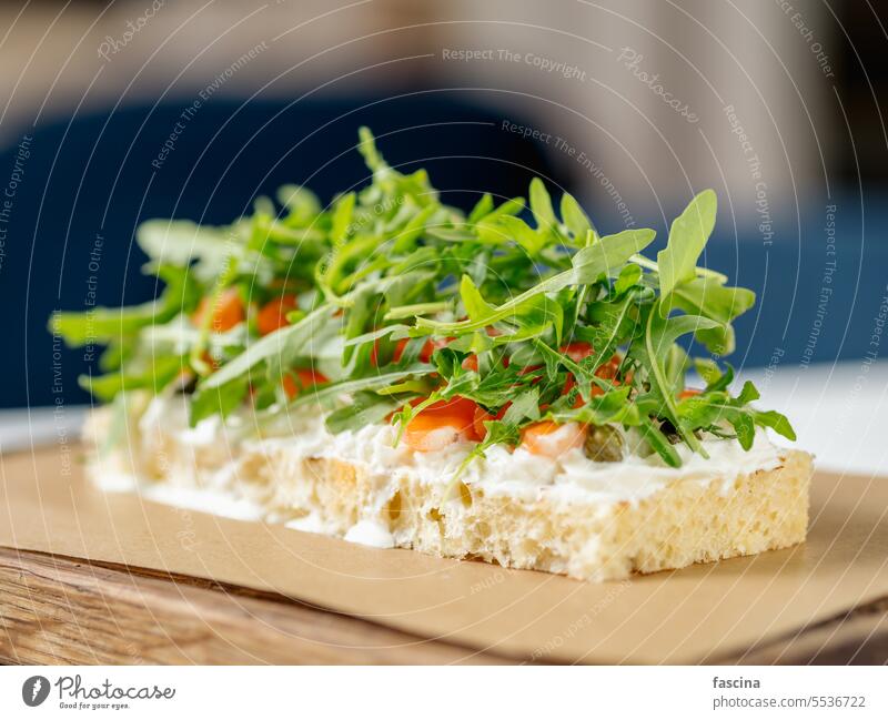 Bruschetta mit Lachs und Rucola Amuse-Gueule Rezept Sandwich-Lachs lecker Italienisch Feinschmecker frisch Beläge Gesundheit Zuprosten Brot Meeresfrüchte