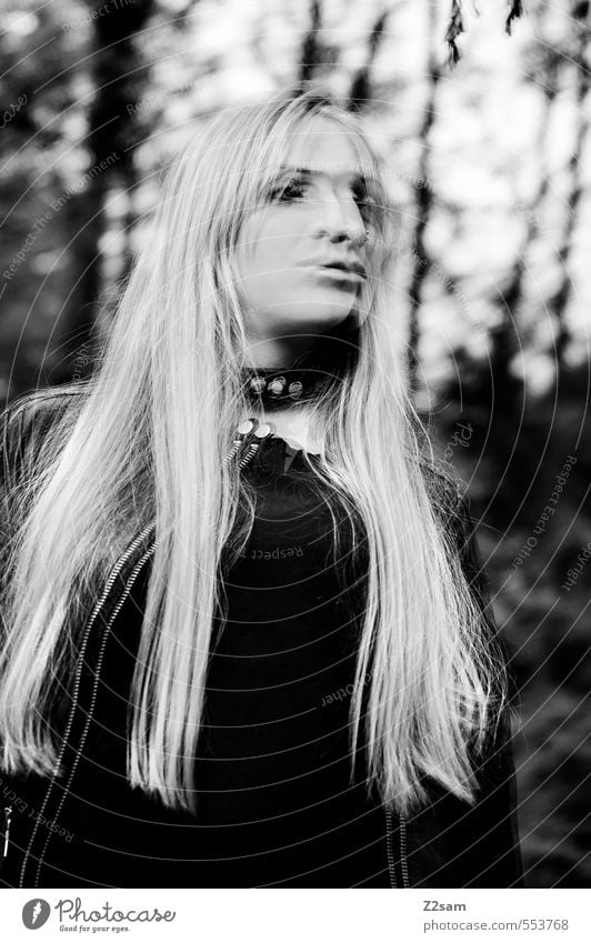 Dark Angel Lifestyle elegant Stil feminin Junge Frau Jugendliche 18-30 Jahre Erwachsene Baum Sträucher Wald Mode Lederjacke Halsband blond langhaarig Bewegung