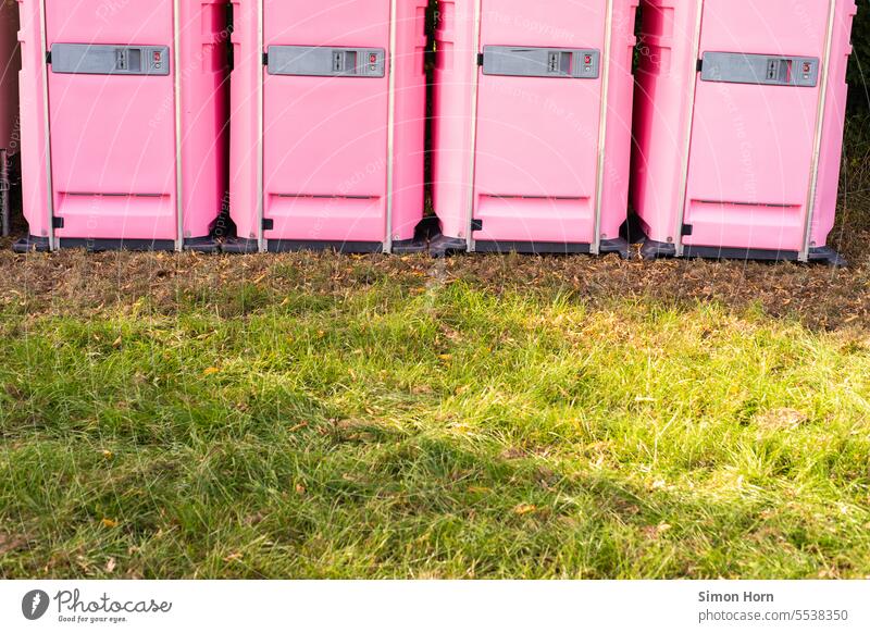 Reihe rosafarbener Klohäuschen Toilette Notdurft Öffentlichkeit öffentliche Toilette WC Im Freien Festival Dixieklo Toilettenkabine Baustelle Sanitäranlagen