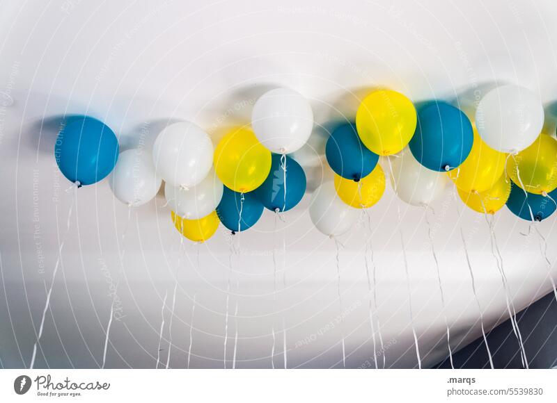 Luftballons Freude Geburtstag Feste & Feiern Party Lebensfreude Zufriedenheit Fröhlichkeit Kindheit Glückwünsche Einladung festlich Freisteller Farbe weiß gelb