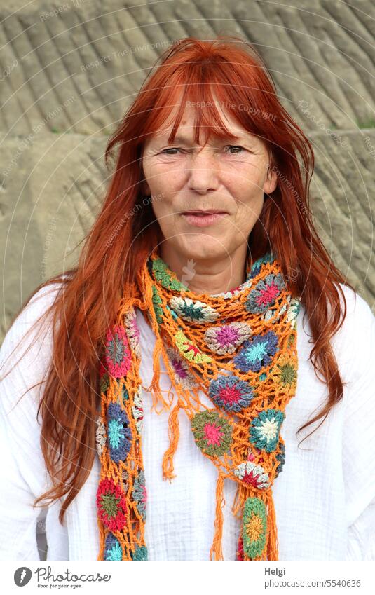 Weites Land | skeptischer Blick Frau Mensch Porträt Frauenporträt langhaarig rothaarig Halstuch Schal bunt feminin Erwachsene Farbfoto Gesicht