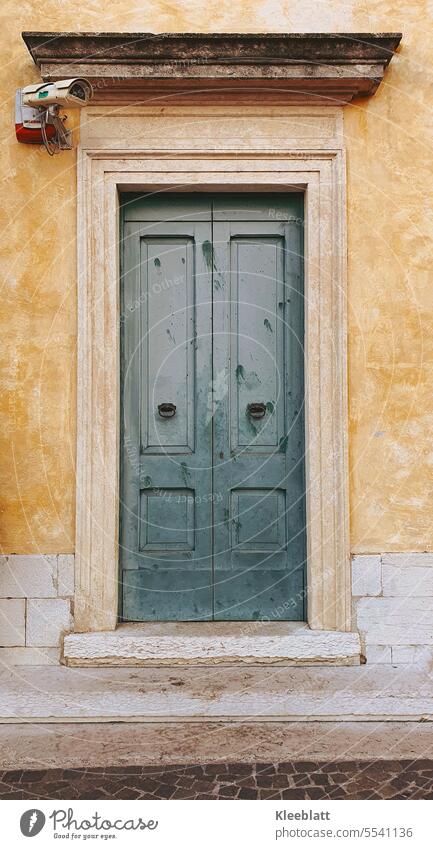 Alte schöne Tür  aus vergangenen Zeiten - bewacht von neuester Technik alte Tür alter Eingang Nostalgie Eingangstür geschlossen Griff Schloss Türgriff