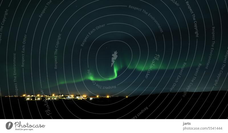 Polarlichter über Stykkishólmur auf Island Nordlicht Aurora Aurora borealis Naturphänomene Himmel Nacht Licht Nachthimmel dunkel Sterne Grün Sonnenaktivität