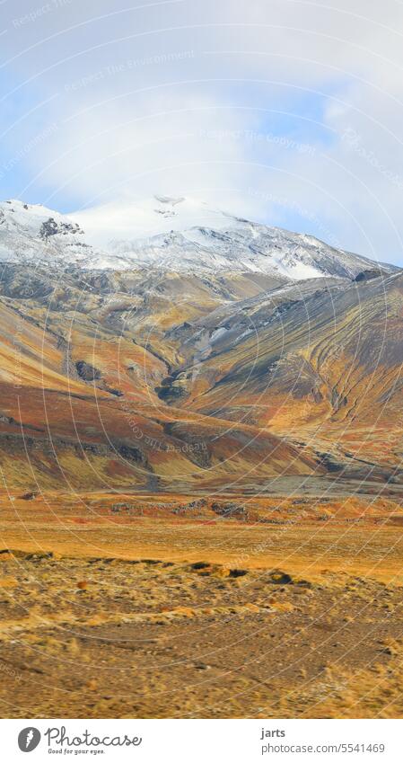 Island Berge farbenfroh Farbenspiel Herbstfärbung Vulkan Tal Schneebedeckte Gipfel rot braun atemberaubend einzigartig Felsen Flechten Flechtenblüte Eis Himmel