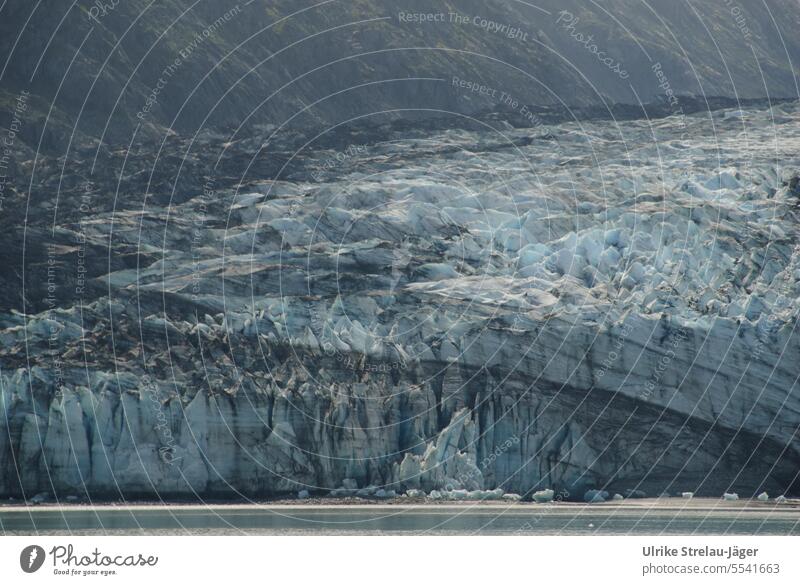 Alaska | Glacier Bay | Abbruchkante eines Gletschers der in das Meer fliesst Gletscherzunge schmelzen Gletscherschmelze Gletschereis Wasser Frost kalt blau Eis