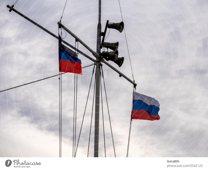 flagge von russland trikolore und stierhorn am mast - ein