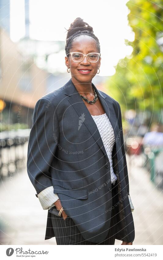 Porträt einer selbstbewussten reifen Geschäftsfrau in der Stadt Menschen Stadtzentrum Business Freude Frau urban schwarz natürlich attraktiv Großstadt