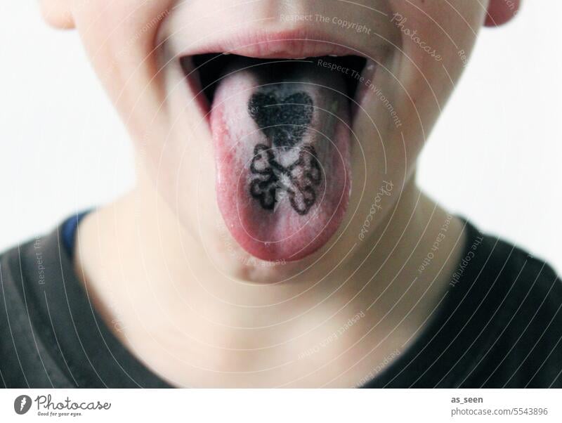 Zungentattoo Tattoo love frech Zunge rausstrecken lustig Grimasse Gesicht Fröhlichkeit Lebensfreude zunge zeigen Kindheit Mensch Mimik witzig Spaßvogel Mund