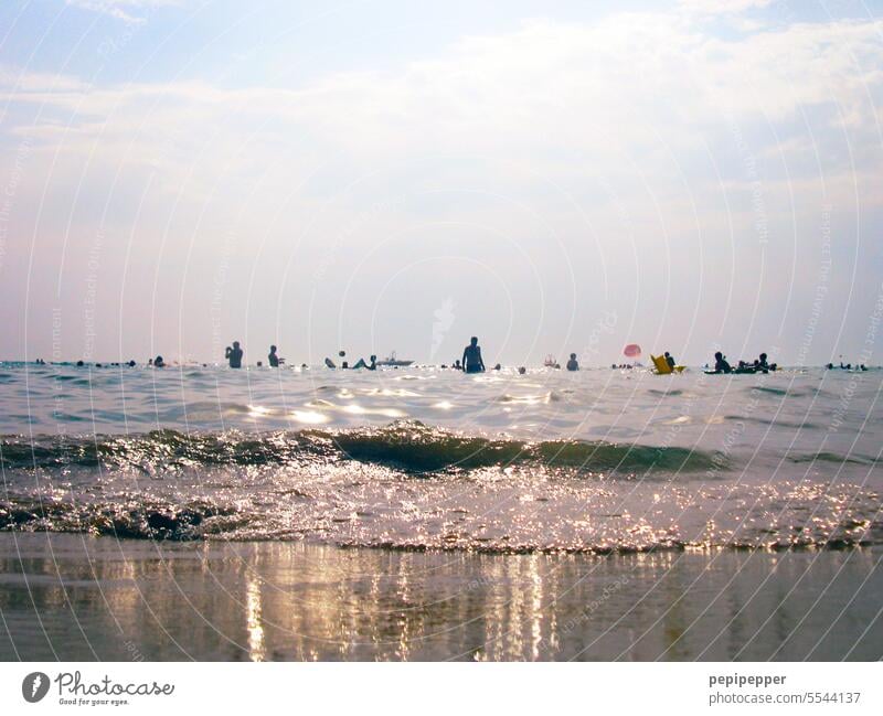 Am Strand – Strandleben aus Froschperspektive bei Gegenlicht fotografiert Meer Sand Wasser Wellen Küste Himmel Horizont Natur Ferien & Urlaub & Reisen