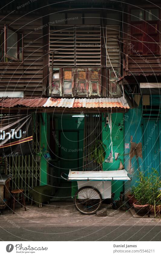Straßenimbisswagen in einer Bangkoker Seitenstraße Thailand Asien Stadt Großstadt historisch alt klassisch traditionell Straßenessen street food asia