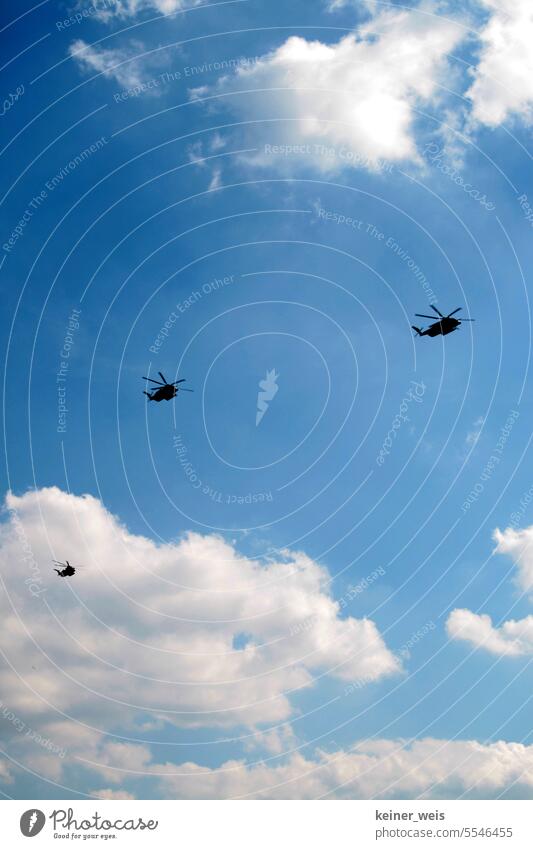 Drei Kampfhubschrauber ziehen in den Krieg und die Sonne lacht dazu am blauen Himmel Luftverkehr Hubschrauber Helicopter Blackhawk Fluggeräte drei Flumaschinen