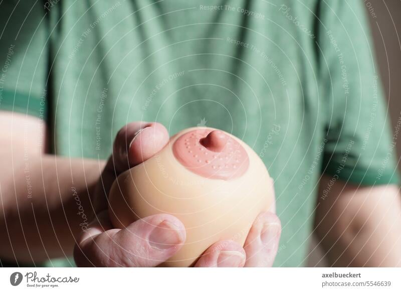 Anti-Stress-Ball in Form einer weiblichen Brust, der mit der Hand gequetscht oder begrabscht wird begrabschen Sexuelle Belästigung Scherzartikel quetschend