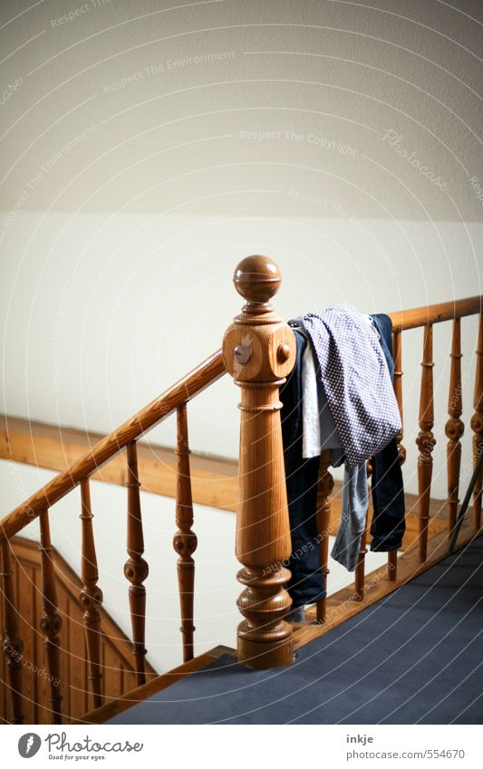 Hausarbeit | Wäsche aufstöbern Lifestyle Häusliches Leben Wohnung Innenarchitektur Raum Treppengeländer Treppenhaus Menschenleer Holzpfahl Holzgeländer