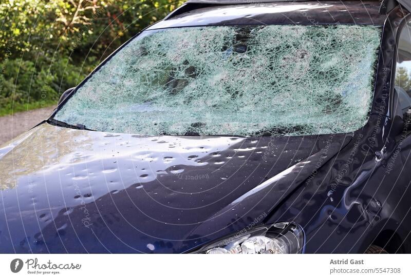 Hagelschaden an einem Auto. Große Hagelkörner haben ein Auto völlig zerstört auto hagelschaden kaputt unfall hagelkörner fahrzeug verkehr schadensfall
