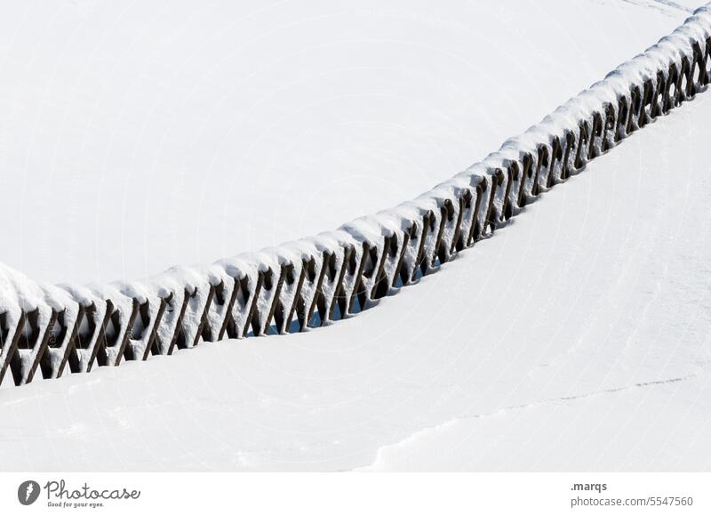 Alle Latten am Zaun Holzzaun kalt Schnee Winter Natur Grenze Frost Eis Kontrast Schutz Sicherheit gefroren Barriere Begrenzung Grenzbereich weiß