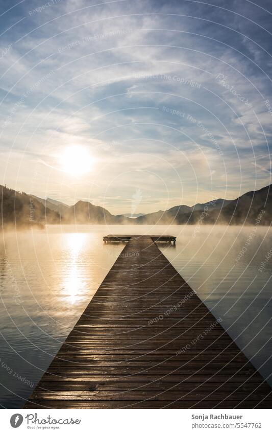 Sonnenaufgang am Fuschlsee in Österreich an einem Holzsteg See Morgen Wasser Salzkammergut Natur Landschaft Berge u. Gebirge Idylle Seeufer ruhig