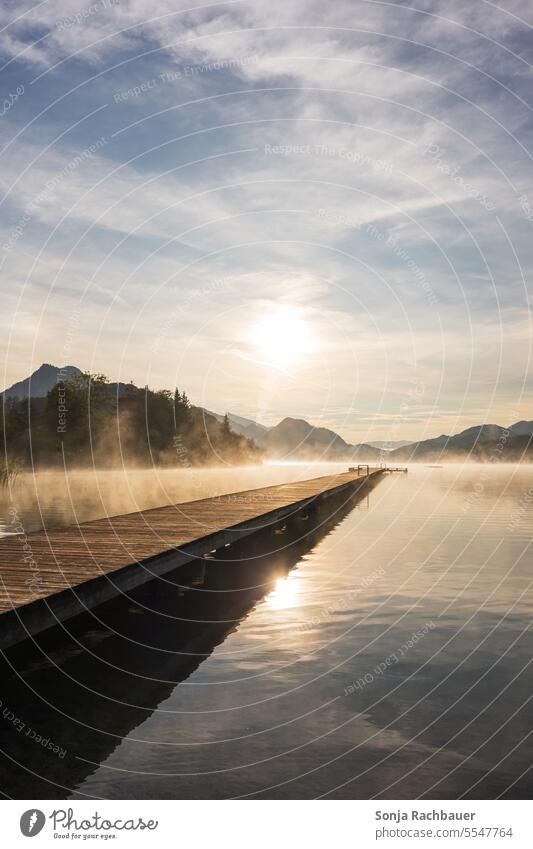 Sonnenaufgang am Fuschlsee in Österreich See Nebel Himmel Holzsteg Reflexion & Spiegelung Wasser Idylle Seeufer Salzkammergut Steg Menschenleer Natur ruhig