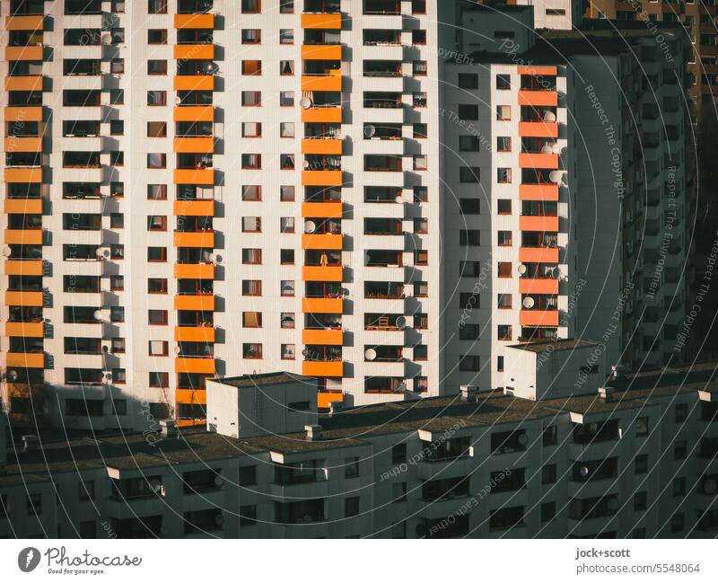 Licht und Schatten beim sozialen Wohnungsbau Fassade Architektur Hochhaus Symmetrie Stil Gropiusstadt Berlin modern trist anonym Sechziger Jahre