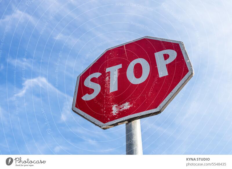 Stopp-Straßenschild im Freien blau PKW Vorsicht Großstadt Cloud Wolken Farbe Konzept Kontrolle Gefahr Regie Laufwerk Autobahn Ikon Information vereinzelt Licht