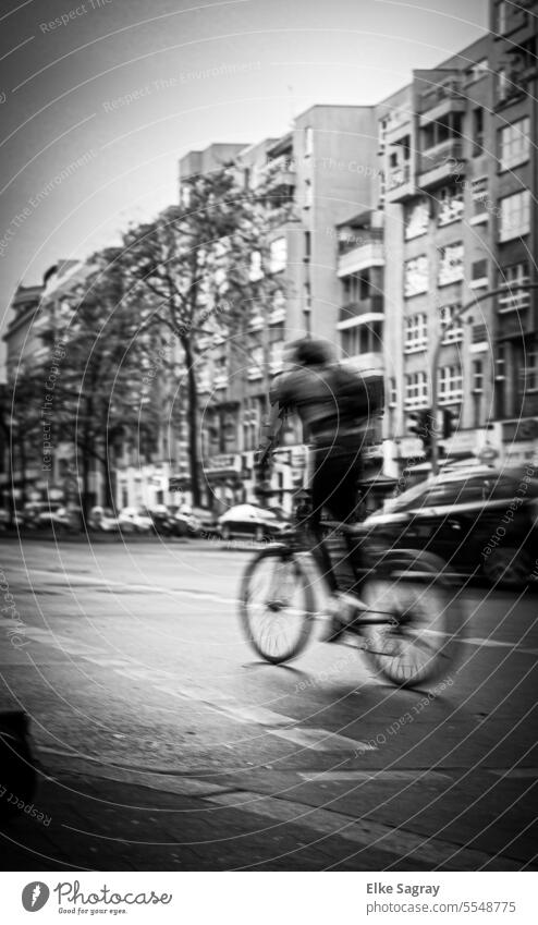 Streetfoto Radfahrer in Berlin Langzeitbelichtung radfahrer Straße Radfahren Bewegung Sport Fahrradfahren Geschwindigkeit schnell urban Biker Verkehr Großstadt