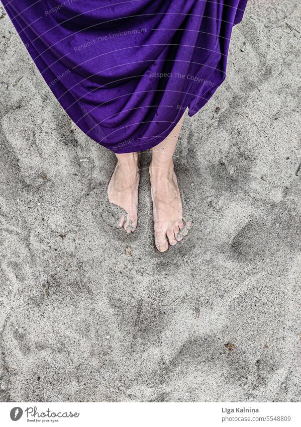 Frau steht mit nackten Füßen am weißen Sandstrand Strand Farbfoto Ferien & Urlaub & Reisen Meer Stranddüne Küste Sommer Außenaufnahme Landschaft Düne sandig