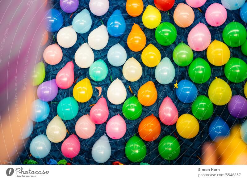 Kind wirft mit Dartpfeil auf Luftballons bunt reihenweise werfen platzen Kirchweih Kirmes Rummel zielen Feste & Feiern Jahrmarkt Attraktion Freude Kindheit