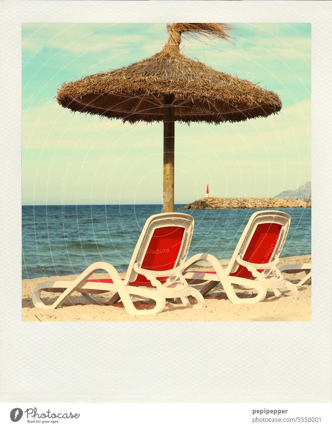 Polaroid – zwei Strandliegen mit Sonnenschirm am Strand Meer MEER Wasser Sand Wellen Küste Ferien & Urlaub & Reisen Sommer Erholung Sommerurlaub