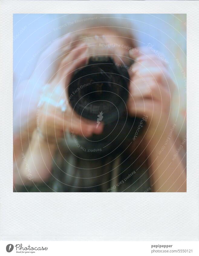 verwackeltes Polaroid einer jungen Frau die fotografiert Junge Frau Fotografieren fotografierend verwackeltes Foto analog Freizeit & Hobby Verwackelt Fotokamera