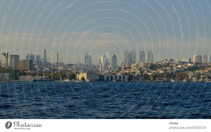 Skyline Istanbul vom Bosporus Tag Außenaufnahme Türkei Farbfoto Ferien & Urlaub & Reisen Menschenleer Wasser Meer Sehenswürdigkeit Bauwerk Hafenstadt Tourismus
