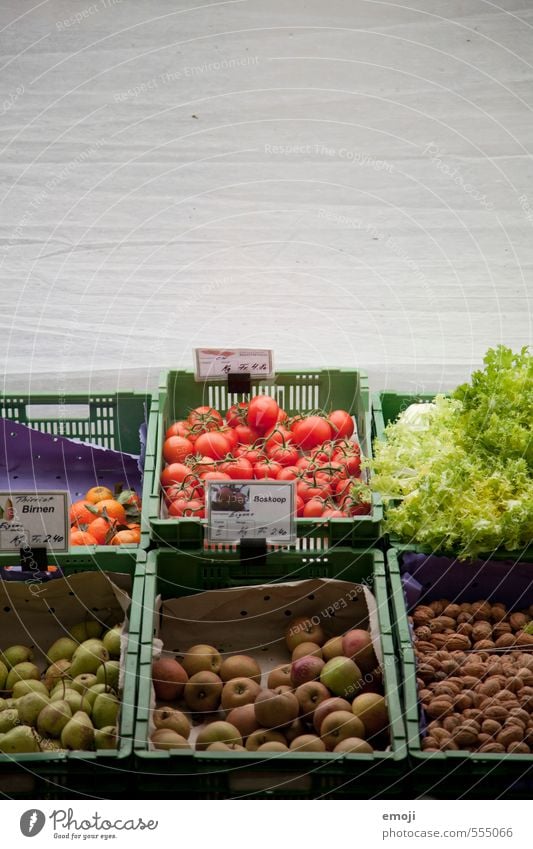 buntes Gemüse Lebensmittel Salat Salatbeilage Frucht Ernährung Bioprodukte Vegetarische Ernährung frisch Gesundheit mehrfarbig Markt Marktstand aufgereiht