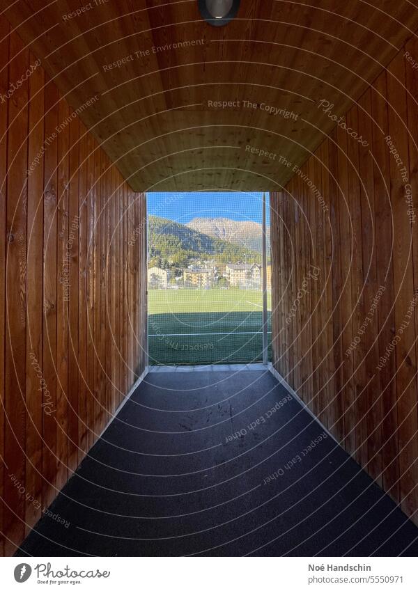 Blick durch den Holztunnel Engadin Tunnel Berge Fußballplatz Berge u. Gebirge Natur Schweiz Außenaufnahme Himmel Farbfoto Menschenleer Tag Weitwinkel natürlich