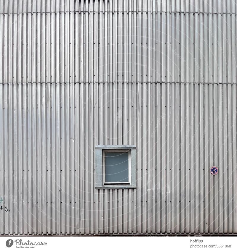 Wellblech Aussenfassade mit Fenster und Halteverbotsschild Wellblechwand Wellblechfassade Minimalismus minimalistisch Schilder & Markierungen Verkehrsschild