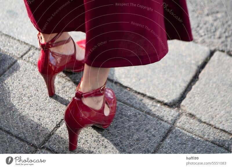 Ton in Ton - der Schuh mit Hose, bitte warten rote schuhe Rote hose Schuhe Pumps anhalten Beine Fuß Asphalt stehen Straße Strümpfe Damenschuhe Frau rote Schuhe