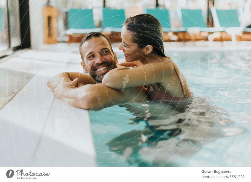Junges Paar entspannt sich im Hallenschwimmbad Erwachsener attraktiv schön Schönheit Bikini Körper Kaukasier Tag genießen genießend Frau Glück Halt