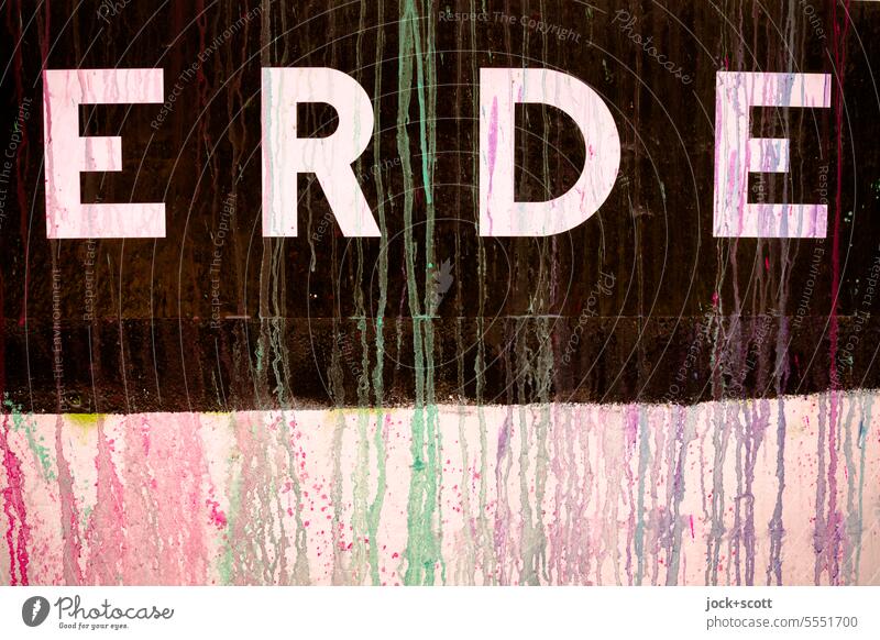 ERDE angeschmiert Erde Wort Typographie Wand Schmiererei Straßenkunst Farbfleck trashig verflossen stagnierend Farbverlauf Farbstoff Oberfläche Detailaufnahme