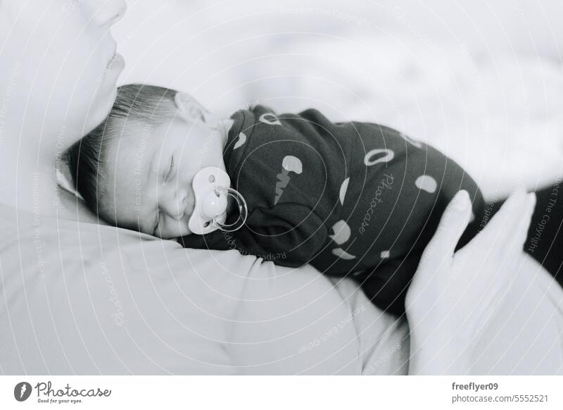 Ein neugeborenes Baby schläft an der Brust seiner Mutter Erstgeborenes Porträt Verlegung Hinlegen Textfreiraum Elternschaft Mutterschaft Unschuld Leben Wehen