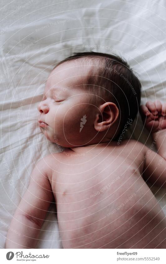 Porträt eines Neugeborenen, das auf einer Wickelkommode schläft Baby neugeboren schlafen schlafend Textfreiraum Elternschaft Mutterschaft Unschuld Leben Wehen