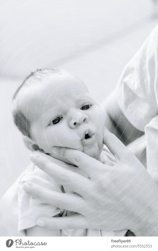Porträt eines Neugeborenen mit lustigen Gesichtern Baby neugeboren Textfreiraum Elternschaft Mutterschaft Unschuld Leben Wehen jung Junge Glück Born klein