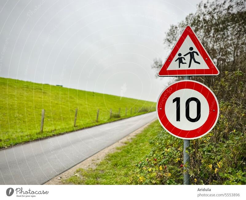 Achtung Kinder! und 10 km/h | Beschilderung an einer Straße am Deich Verkehrsschild Verkehrszeichen Tempo Warnschild Hinweisschild Straßenverkehr