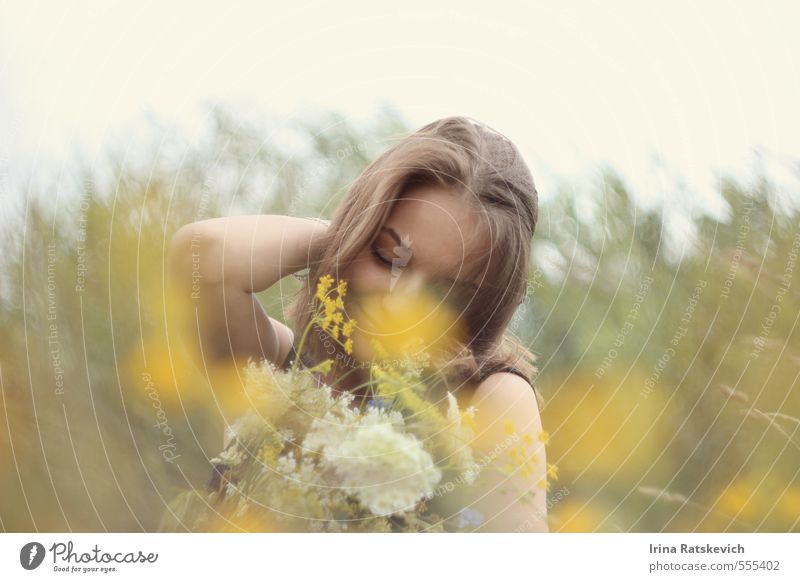 süßes Frühlingsmädchen Junge Frau Jugendliche Haare & Frisuren Gesicht Arme 18-30 Jahre Erwachsene Natur Sonnenlicht Sommer Schönes Wetter Pflanze Blume