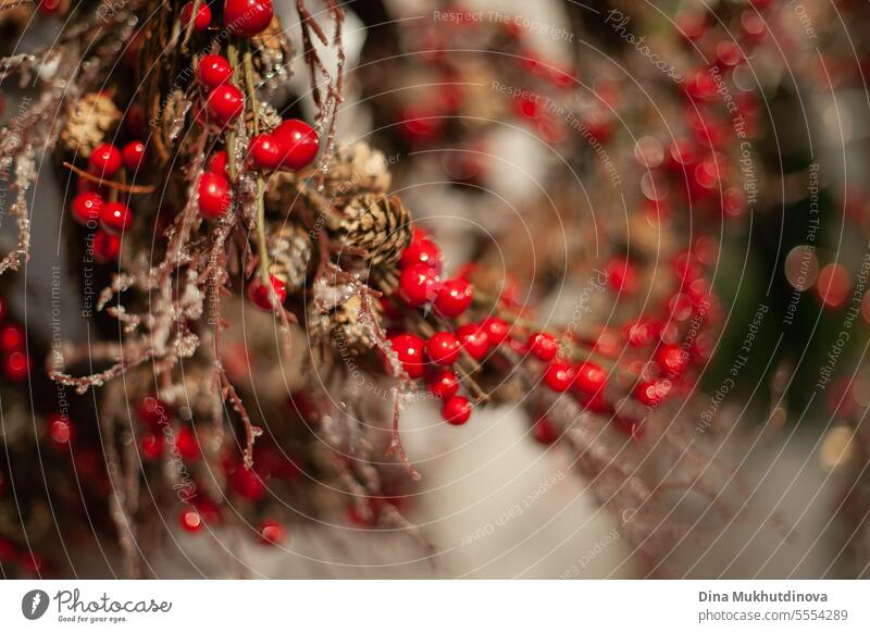 eco hölzernen Weihnachtskranz mit roten Beeren Nahaufnahme Hintergrund. Urlaub Saison Dekoration zu Hause. Totenkranz Weihnachten Adventskranz Wohnkultur
