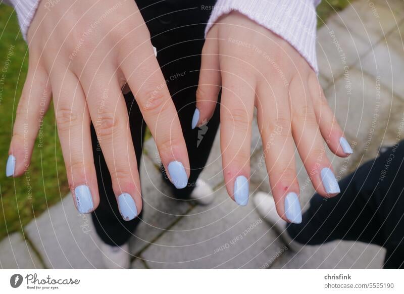 Mädchenhände mit blau lackierten Fingernägeln Hand Hände Nagellack hellblau Frau schönheit Fingernagel Kosmetik Nahaufnahme Pflege Behandlung Sauberkeit