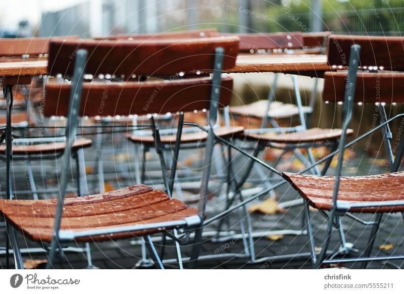 Klappstühle im Regen an Tisch Stuhl klappstuhl regen tisch cafe restaurant kneipe herbst winter Gastronomie Klappstuhl Biergarten Sitzgelegenheit Straßencafé