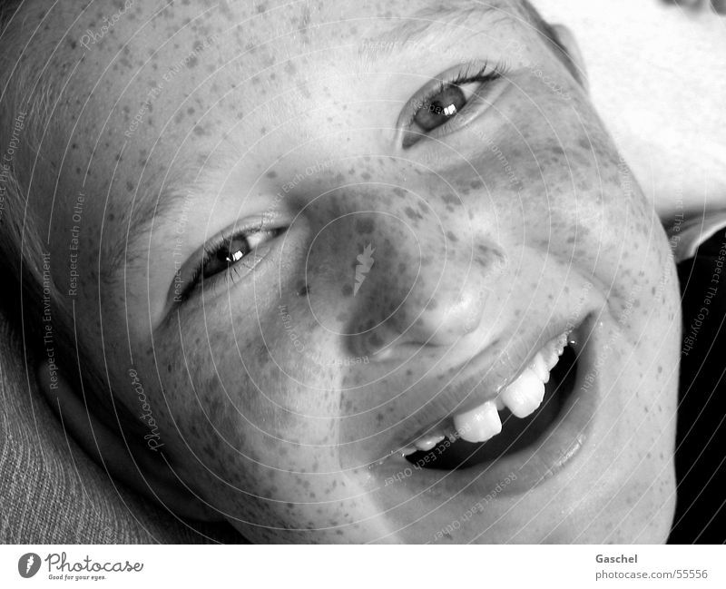 Janis Freude Kind Junge Auge Zähne Lächeln lachen Fröhlichkeit Glück Kindheit Sommersprossen Zahnlücke Schwarzweißfoto Innenaufnahme Blick Blick in die Kamera