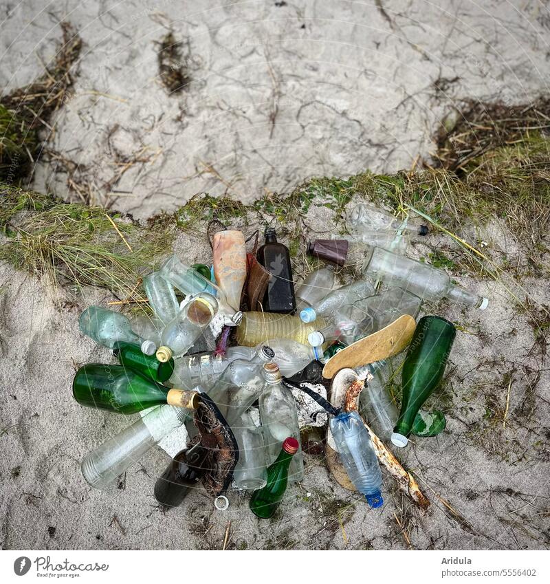 Gesammelter Müll, vor allem Glasflaschen, am Ostseestrand No. 2 Flaschen sammeln Verschmutzung Umwelt Abfall Ökologie Recycling Entsorgung Kunststoff