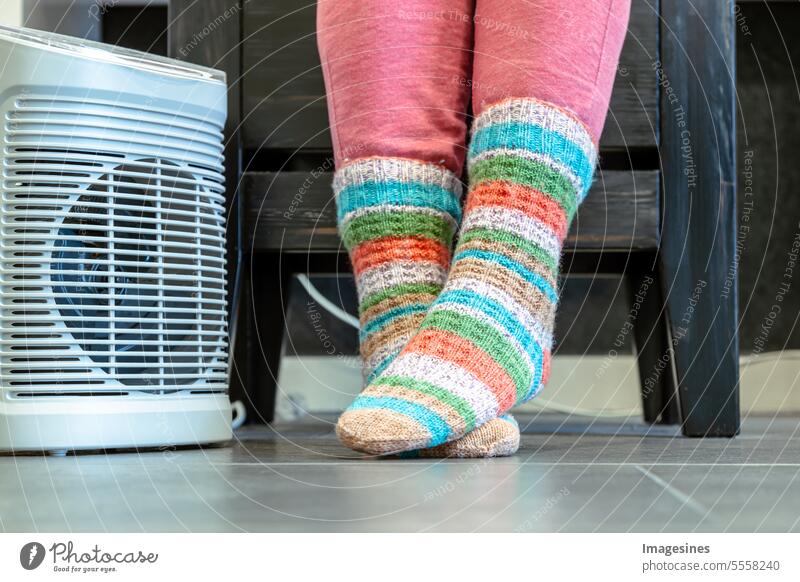 Heizperiode. Füße in warmen Stricksocken.Heizen mit Elektrolüfter Socken Erwachsener Gerät Kleidung Wärme Heizkörper Winter Heizung heizen Heizkosten Energie