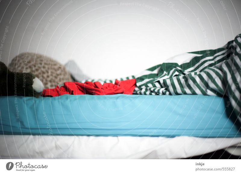 Hausarbeit | Betten machen Lifestyle Häusliches Leben Kinderzimmer Schlafmatratze Bettwäsche Stofftiere kuschlig weich grün rot türkis weiß Gefühle Kindheit